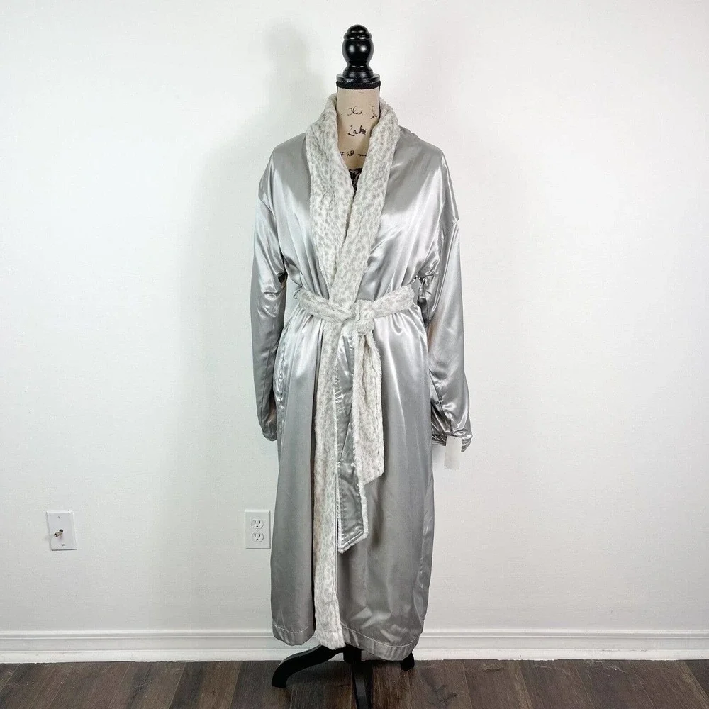 Giraffe At Home NWT Women's Luxe Satin Snow Leopard Faux Fur Robe M - Picture 2 of 7